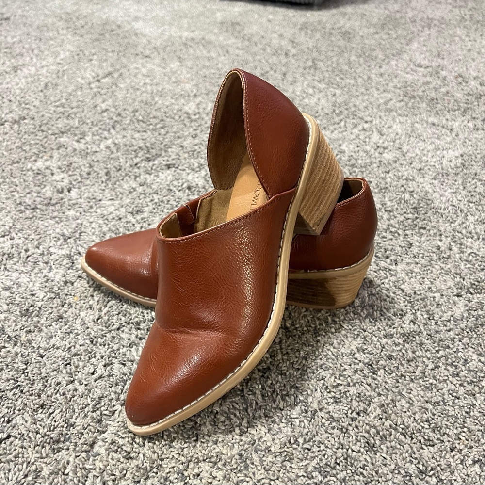 Cynthia Rowley Brown clogs with Sleek Design